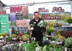 Larry Finley of Terra Nova Nurseries presenting their new perennial Geum Tempo Rose."Blooming" might be the word that characterizes this vareity. "It blooms early, for a long time and even re-blooms." Read the following article to learn more about this new Geum variety: https://www.floraldaily.com/article/9085333/re-blooming-perennial-keeps-pollinators-coming-back-for-more/